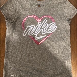 Nike girls T-Shirt with Pink Heart 🩷 Graphic